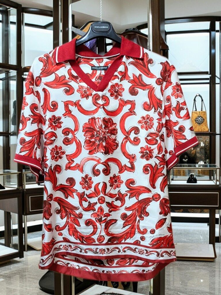 ドルガバ マヨリカ】柄シャツで大人の日常を彩る｜極上シルクの魔法