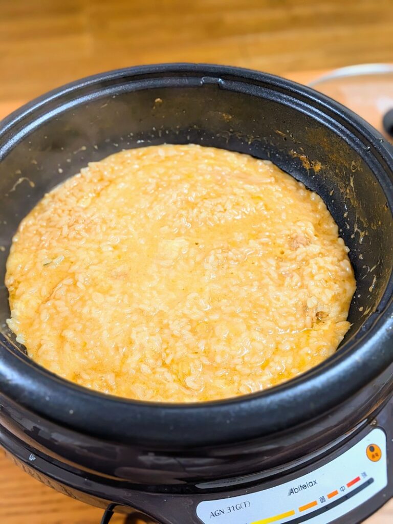 お鍋の中で仕上がった
赤から鍋スープで作ったチーズリゾット