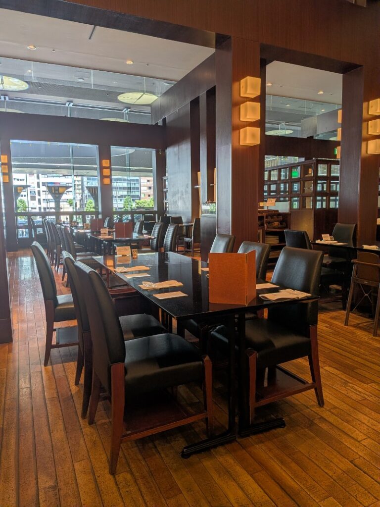 ル・タンの店内で自然光が差し込む、シックで広々とした店内の様子