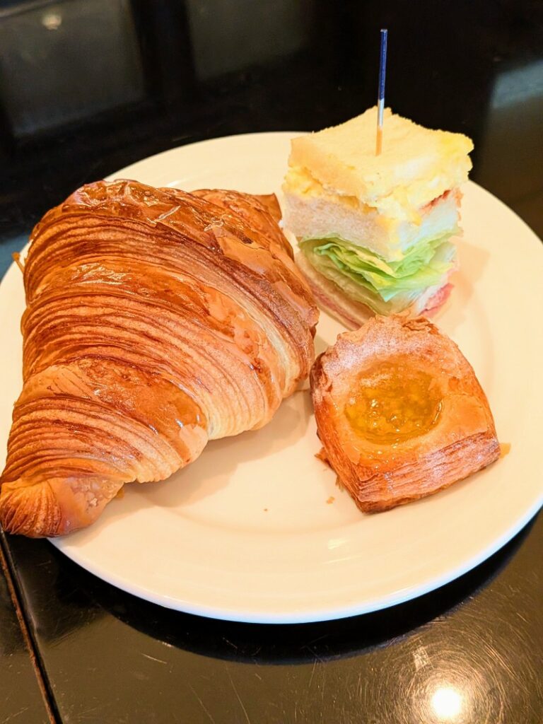 サクサクのクロワッサン、サンドイッチ、デニッシュのプレート
