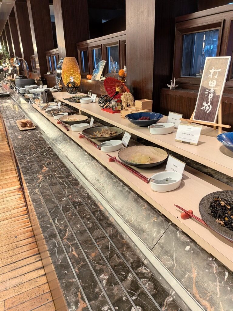 様々な和の料理が並ぶ、上品なビュッフェ台の様子