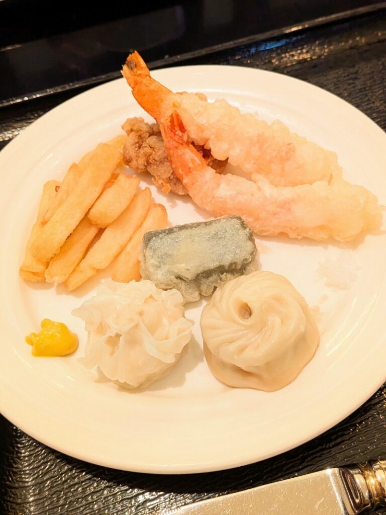 エビの天ぷら、唐揚げ、フライドポテト、熱々の点心（焼売・小籠包）のプレート