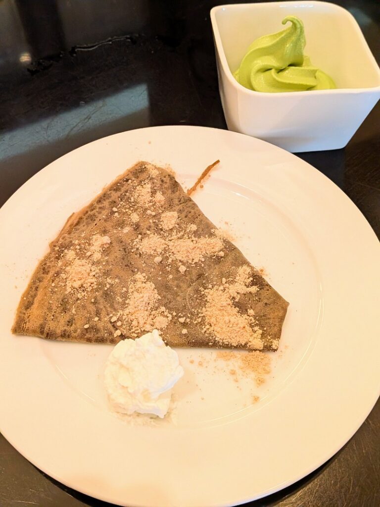 焼き立てのほうじ茶クレープとホイップクリーム、セルフで巻いた別添えの抹茶ソフトクリーム