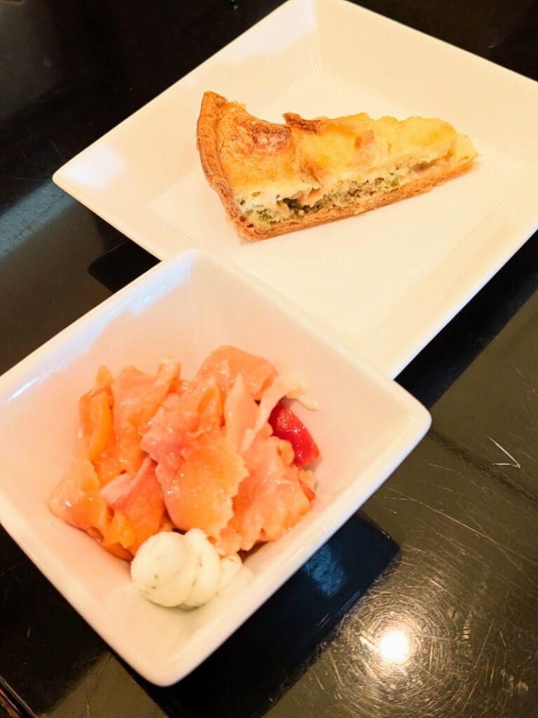 キッシュやクリームチーズとサーモンのプレート
