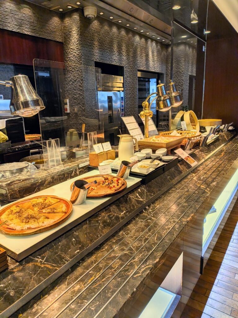 ピザやパスタなどイタリアン料理が並ぶ、おしゃれなビュッフェ台の様子