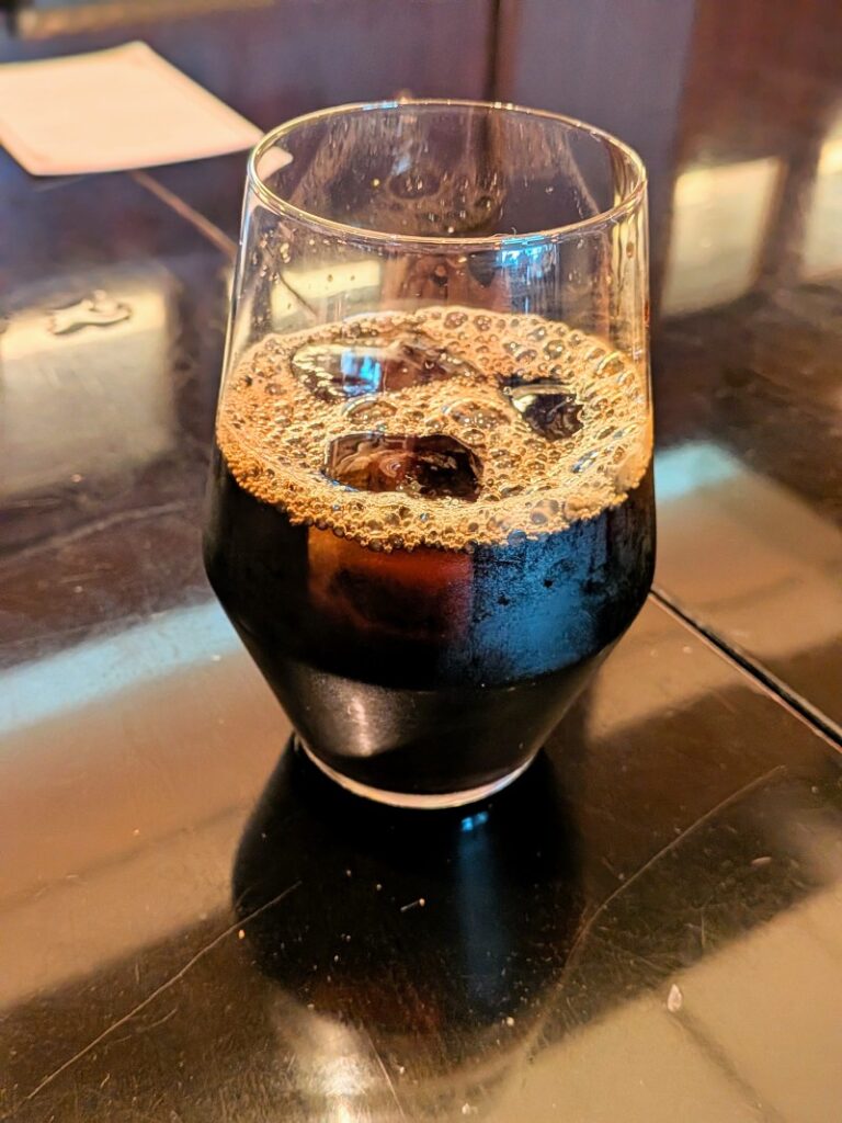 グラスに入った氷入りのアイスコーヒー